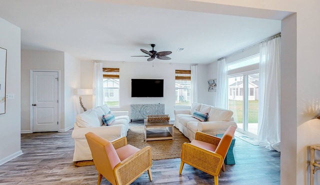 Friendship Creek townhome with patio, seasonal pool & beach gear- near the beach