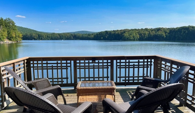 Friendship Lodge Total package lake house, tasteful décor, magnificent lakeview