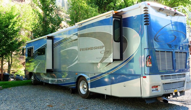 Friendship - Luxury Motorhome by the River