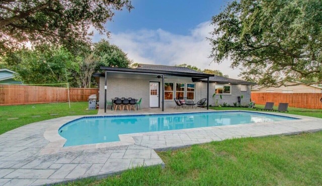 Friendswood Getaway - 5 Bedrooms + Pool + Patio