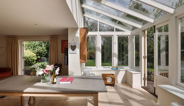 FRIESLAND COTTAGE, pet friendly, with open fire in Burford