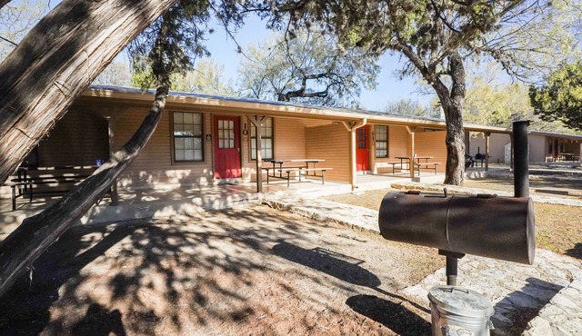 Frio Country Resort - Within walking distance to the Frio River!
