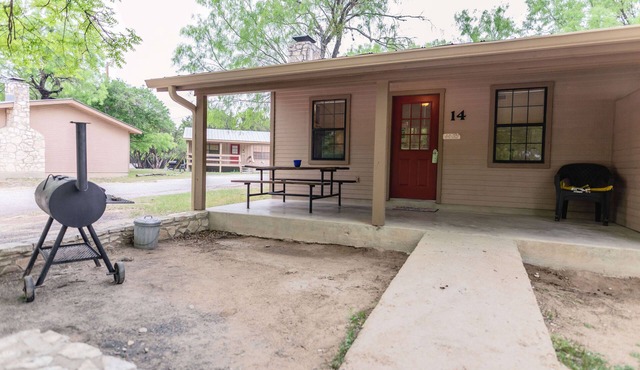 Frio Country Resort - Within walking distance to the Frio River!