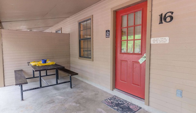 Frio Country Resort - Within walking distance to the Frio River!