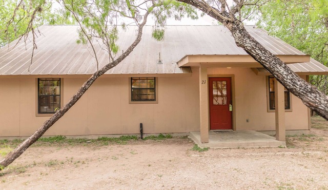 Frio Country Resort - Within walking distance to the Frio River!
