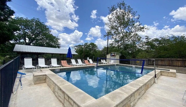 Frio River House + Bunkhouse, Private Volleyball Pool, Pavilion, Riverfront!