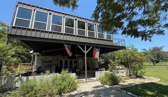 Frio River Paradise, Park Like River frontage, Pets Welcome, Fenced Yard!