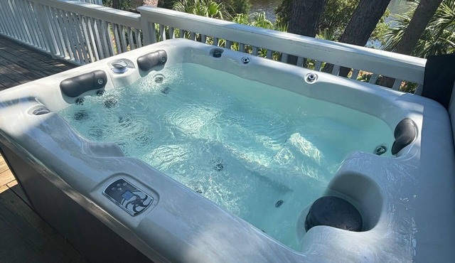 FRIPP ISLAND/Hot tub overlooking lake/Community Pool/6 Seater Golf Cart/Cards available-275 Deer Lake