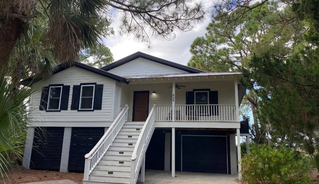 FrippinFun - Three Bedroom House, Sleeps 8