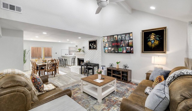 Frisco 4-bedrooms Getaway Hometel with Spa and Outdoor Kitchen