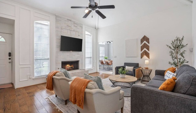 Frisco Luxury King Suite Retreat/Walk to Main Street/Backyard Oasis + Garage