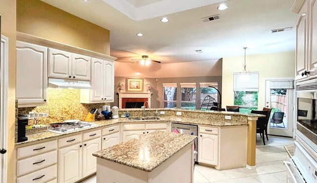Frisco Retreat: Cozy, Central & Perfect for Groups - 1 king bed & 3 queen beds