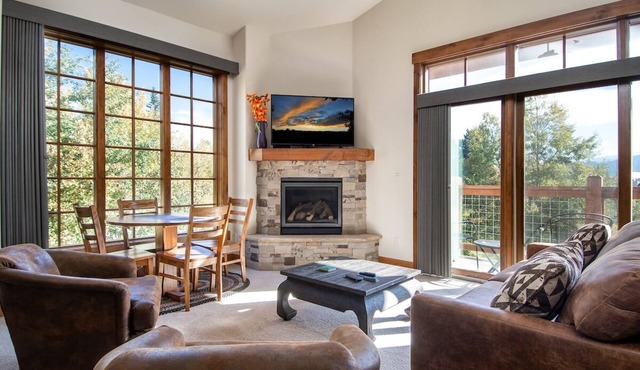 Frisco Sports Chalet Tenmile Condo: Stylish, On Shuttle Route