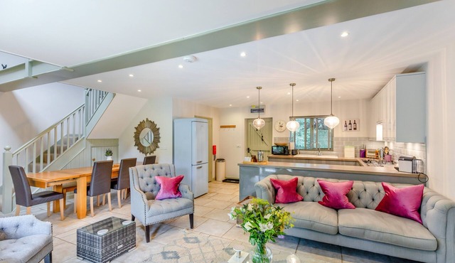 Frith Cottage - stunning location, heated indoor pool, sleeps 8/9