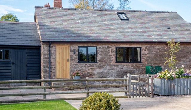 FRITH GREEN, with hot tub in Bromyard