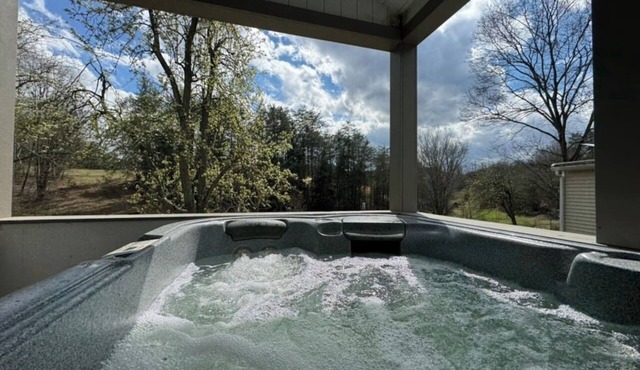 Frog Hollow Cabin: Private Hot Tub | Fire Pit