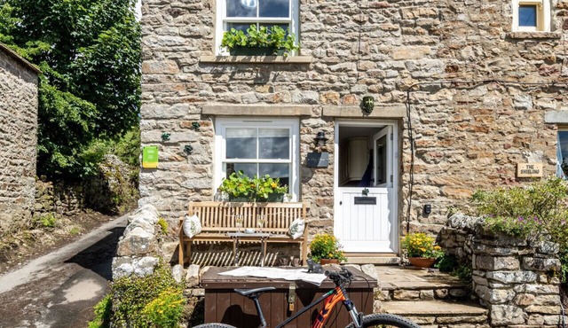 Frog House - Two Bedroom House, Sleeps 4