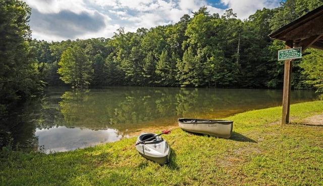 Frog Pond Hollow Lodge Private private pool/lake