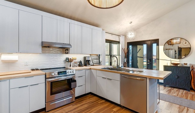 Froggy Bottom Hideaway Along the Great River Road