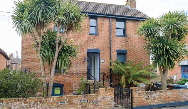 Frogmore Cottage - sleeps 8 guests in 4 bedrooms