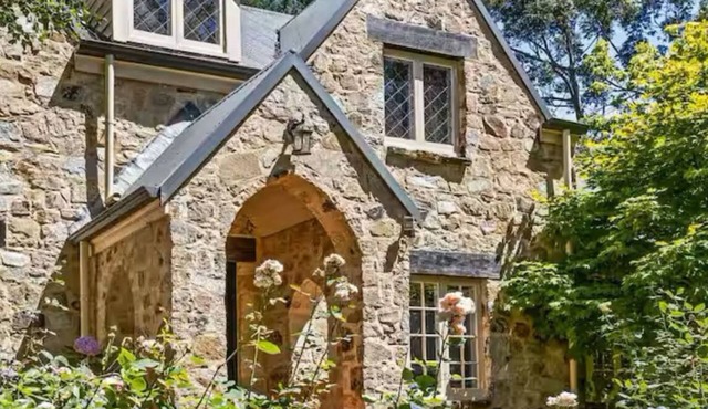 FROGWELL HOLLOW immerse into an idyllic fairytale!