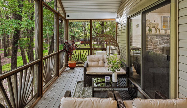 Frolic on Fern by AvantStay | Enclosed Deck w/Forest Views, Bar
