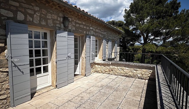 From the top of its terraces and garden, breathtaking views of the Luberon