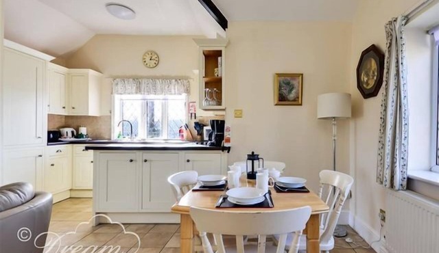 FROME LODGE HOUSE, pet friendly, with open fire in Frome Whitfield