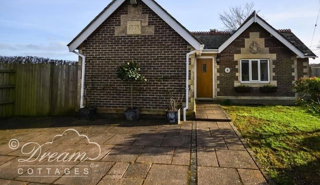 FROME LODGE HOUSE, pet friendly, with open fire in Dorchester