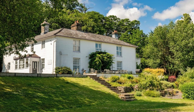 FRON DDERW, pet friendly, character holiday cottage in Bala