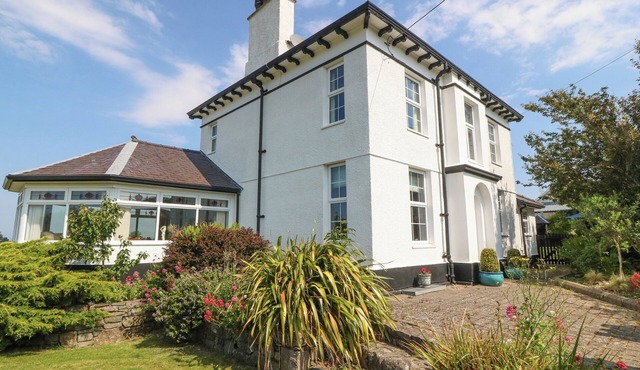 FRON EMRYS, pet friendly, luxury holiday cottage in Caernarfon