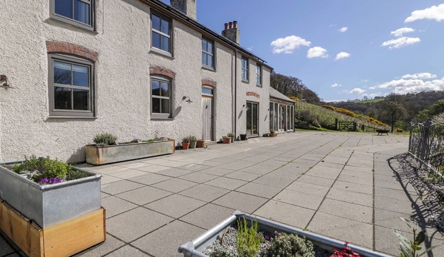 FRON GOCH FARM, pet friendly, with open fire in Llanfair Talhaiarn