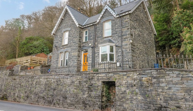 FRON GOCH, pet friendly, character holiday cottage in Corris