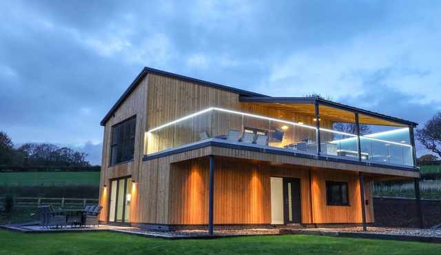 FRON HAUL - ROBIN GOCH, family friendly, with hot tub in Ruthin