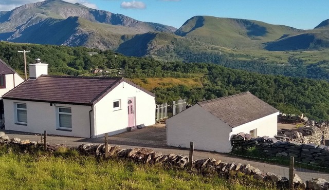 FRON HEULOG COTTAGE, romantic, country holiday cottage in Dinorwig