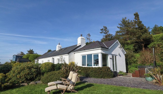 FRON OLAU, pet friendly, luxury holiday cottage in Nefyn
