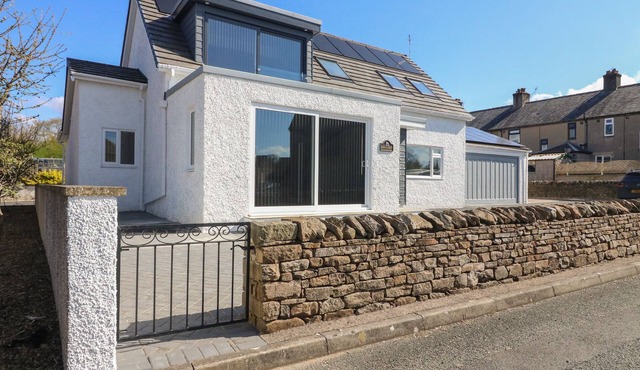 FRON Y FELIN, family friendly, country holiday cottage in Ingleton