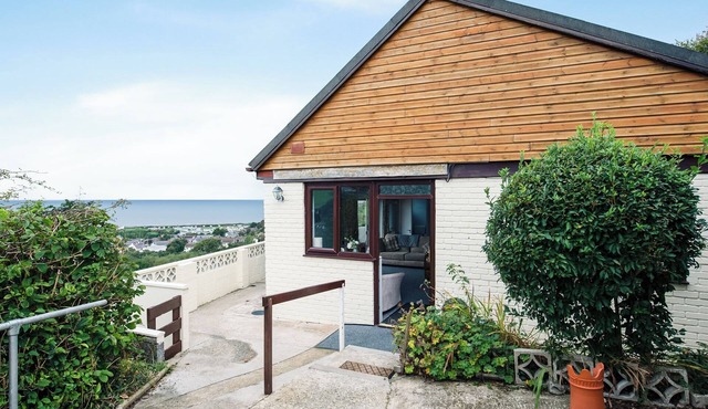 Frondeg translates to ’Pretty Hill’, this is exactly what this property offers.