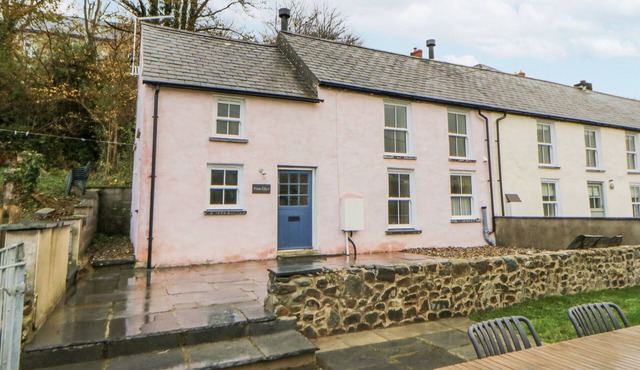 FRONGLYD, pet friendly, country holiday cottage in Aberporth
