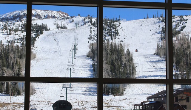FRONT AND CENTER for 8! PANORAMIC VIEWS! Wall of windows facing slopes! GARAGE!