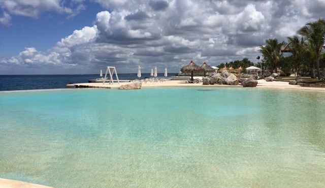 FRONT CARIBBEAN OCEAN , APARTMENT WITH GARDEN & POOLS & OCEAN ENTRYS