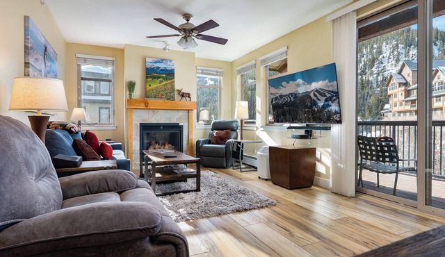 Front Corner at Base: 3 King Beds, Deck, Views