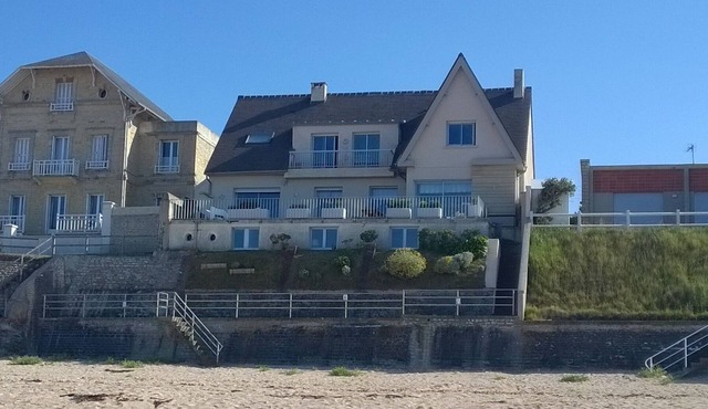 FRONT DE MER, direct private access to the beach, exceptional view,