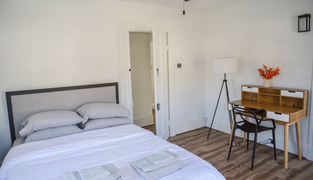 Front Lake House View. Sleeps up to 4.Convenient location. Unit#2. NoLake access