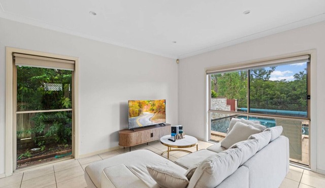 Front Lake View 4Bed Home w/Pool & Mins to Mall!