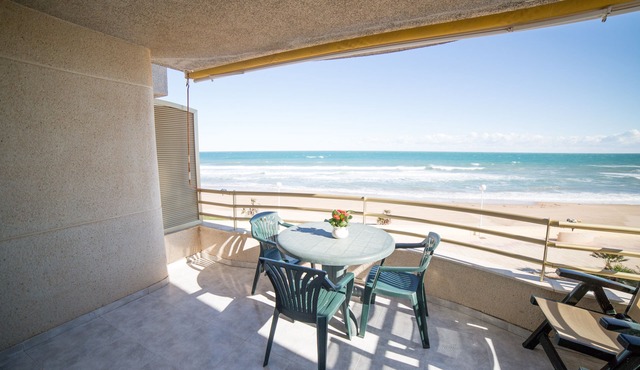 Front line apartment "Vistamar"