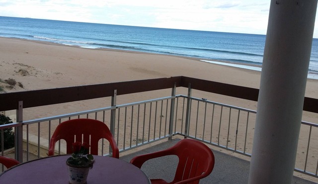Front line beach apartment with wifi