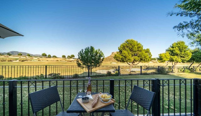 Front line Golf Course. 2 bedroom/bathroom apartment, private Jacuzzi area,