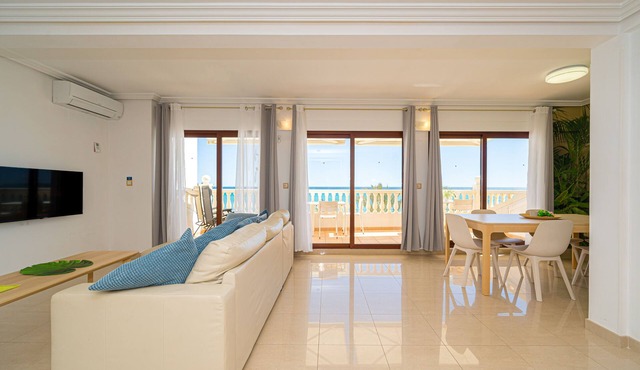 Front line new 3 bed apartment with ideal para familias