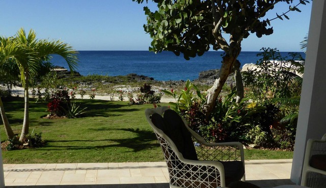 Front of Caribbean Sea, beautiful apart. with pools & direct access to sea.